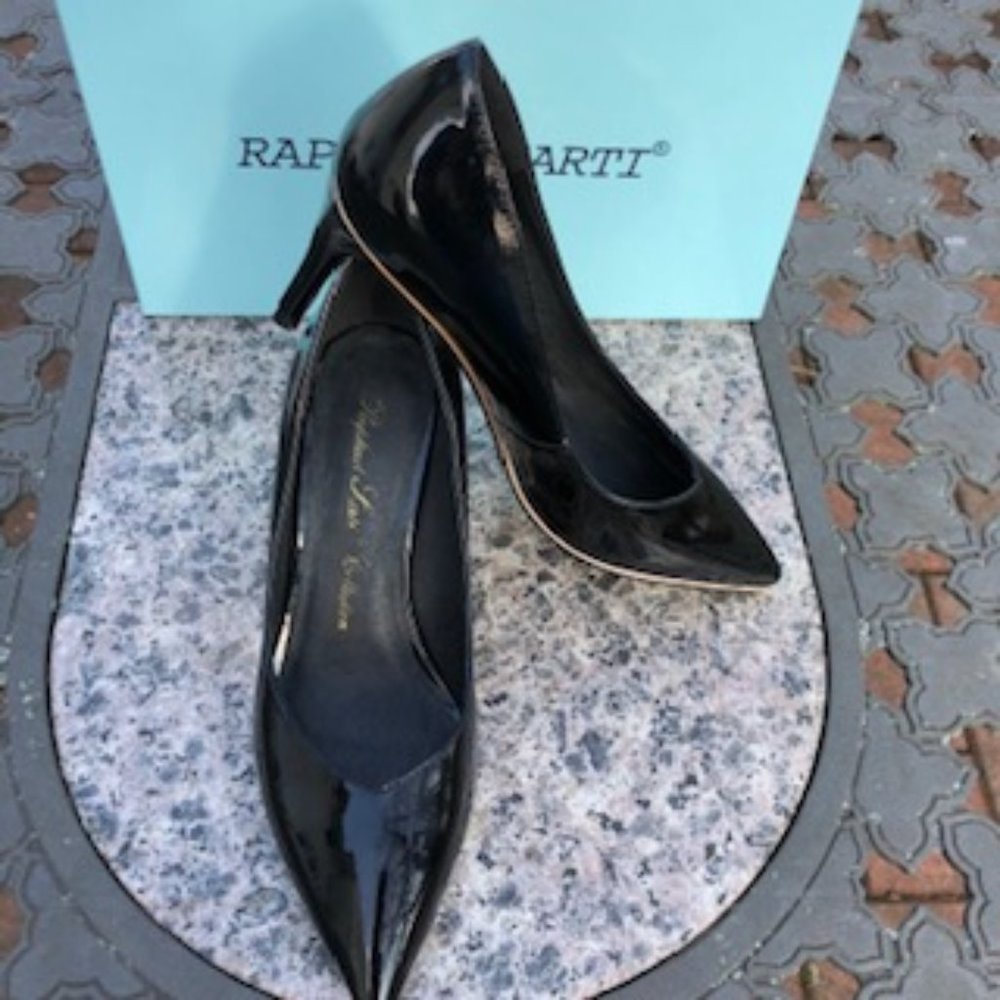 FALL 2020, BLACK PATENT PUMP & GOLD TRIM ON SOLE